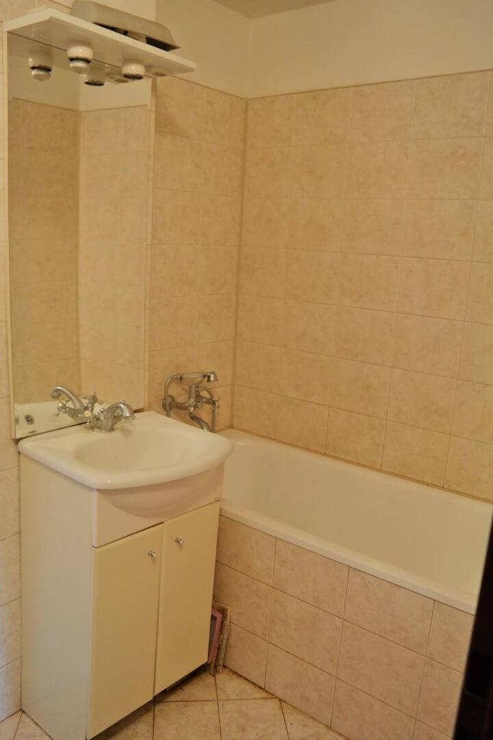 Apartment Trojska Praha Bagian luar foto